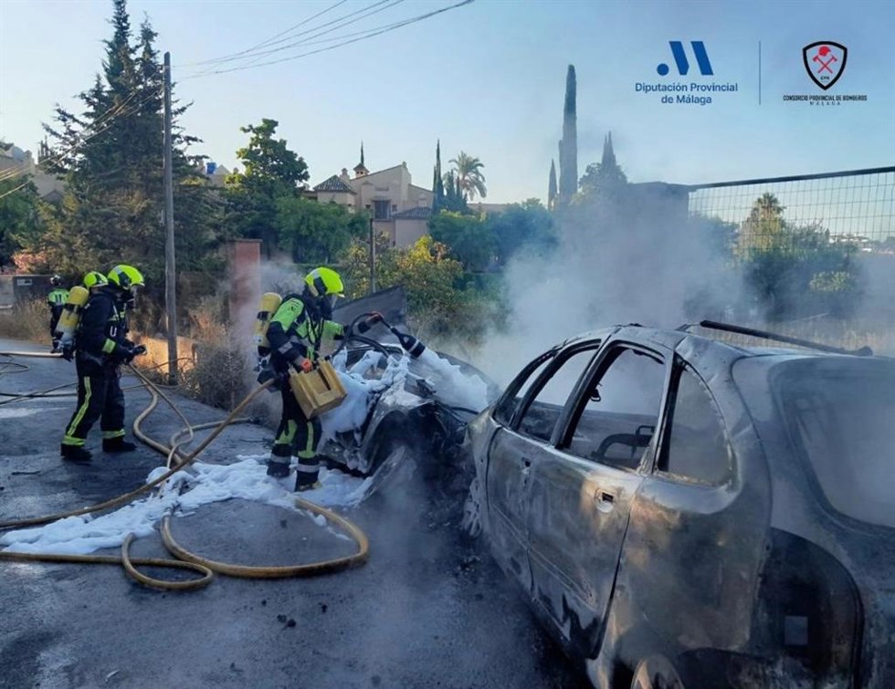 Efectivos del Consorcio Provincial de Bomberos (CPB) de la Diputación intervienen tras un accidente frontal entre dos vehículos en Estepona en el que tres personas han resultado heridas.