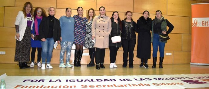 Marí Fe Bustamante (a la derecha del todo) con sus compañeras del grupo de mujeres Calí, celebrando el 8 de marzo y acompañadas por Sara Giménez, directora general de la Fundación Secretariado Gitano