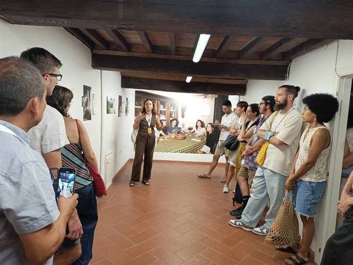 La artista Maya Valencia participa en el festival Cortona On The Move de 2025.