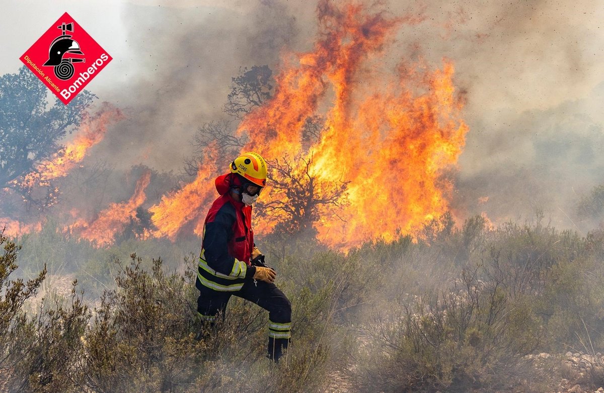 Bomberos perimetran el incendio de Ibi (Alicante), pero están alerta ante la posible reproductividad por calor y viento