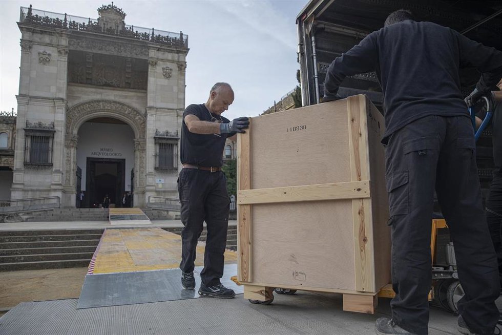 Archivo - Operarios trasladan del Museo Arqueológico  las piezas embaladas durante la  mudanza de la colección 
