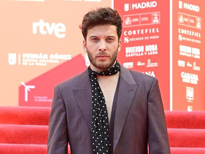 El cantante Blas Cantó posa en la alfombra roja de la II edición de los Premios Academia de la Moda Española que tiene lugar en la Biblioteca Nacional de España, a 17 de julio de 2025, en Madrid (España).