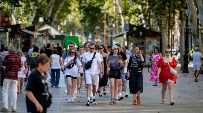 Gente camina por Barcelona