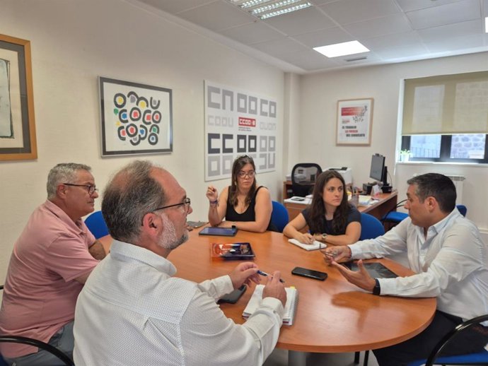 Reunión entre miembros de CCOO y Sumar.