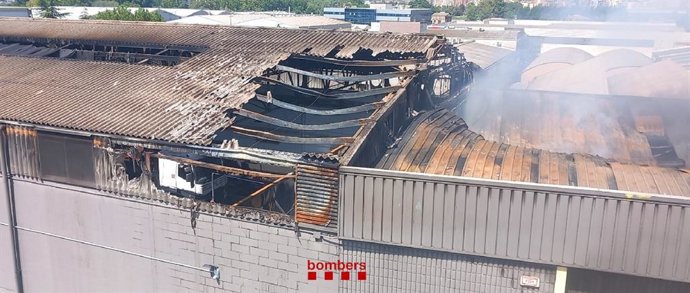 Colapso de la nave de mantenimiento de vehículos en Lleida por incendio.