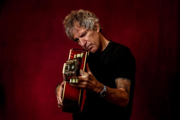 Archivo - El cantante Mikel Erentxun posa para Europa Press. Imagen de archivo. 