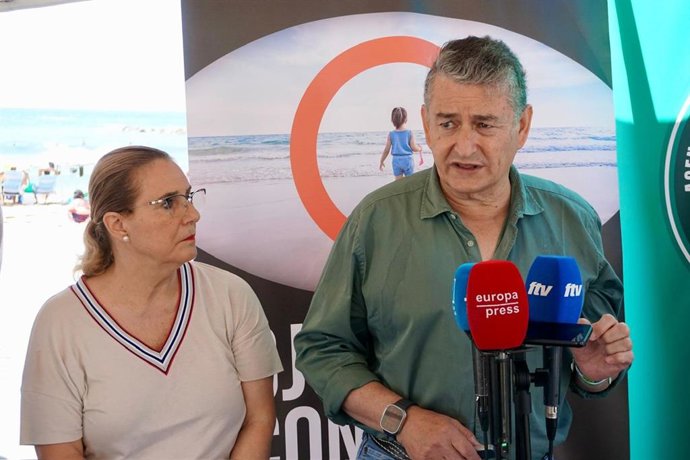 El consejero de la Presidencia, Antonio Sanz, ha presentado este sábado en Fuengirola junto a la alcaldesa de la localidad, Ana Mula, la nueva campaña de la Agencia de Emergencia de Andalucía para prevenir ahogamientos y accidentes en el agua.