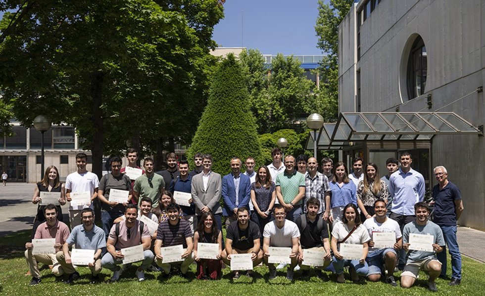 Archivo - Estudiantes, responsables de la Cátedra y de la ETSIIIT y representantes de las empresas posan tras la entrega de diplomas.