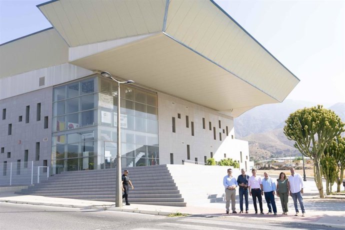 Representantes institucionales, junto a la nueva cubierta del Pabellón Polideportivo de Dalías (Almería), durante su visita a las instalaciones tras la finalización de las obras.