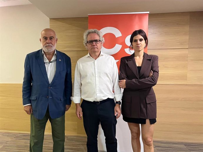 El coordinador de Ciudadanos en Galicia, Manuel Moinelo (izquierda); el secretario general de Ciudadanos, Carlos Pérez-Nievas, y la secretaria de Movilización, Programas y Acción Europea, María Vázquez, a 19 de julio de 2025.