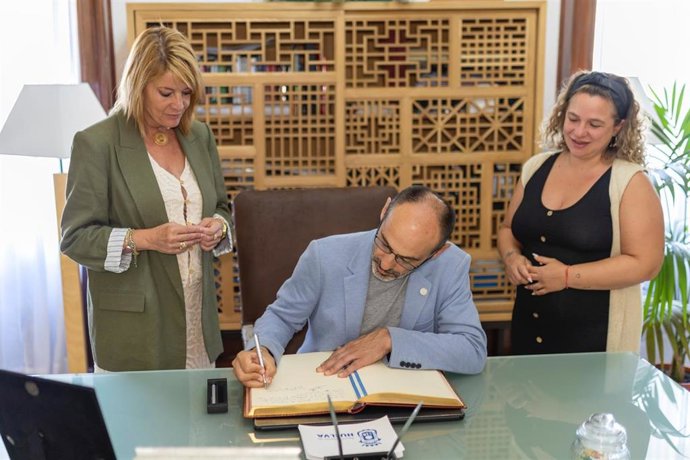 El nuevo rector firma en el libro de honor municipal