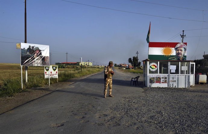 Archivo - May 14, 2017 - Telleskuff, Kurdistan Region of Iraq - LAND OF MANY FAITHS, .CONFLICT & COMPASSION.Visiting a checkpoint with a memorial poster of a US Navy Seal, CHARLES KEATING killed by ISIS in 2014 as he tried to help Kurdish forces. The Asay