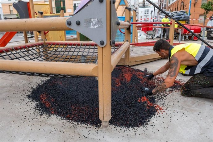 Obras en uno de los parques infantiles de Cádiz