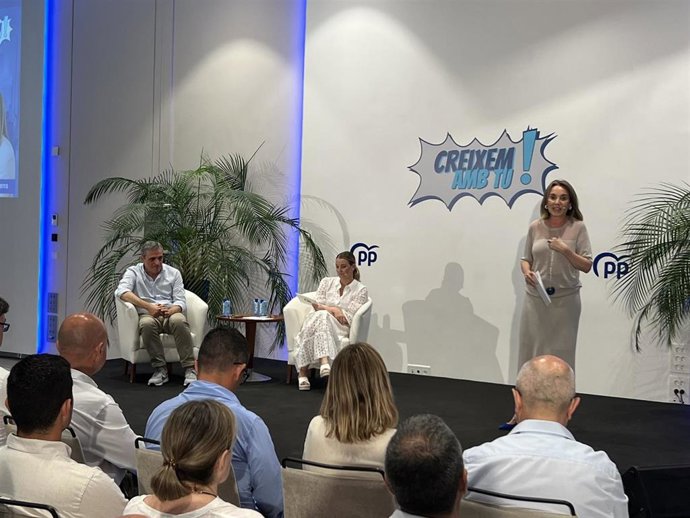 La vicesecretaria de Regeneración Institucional del PP, Cuca Gamarra, interviene en un acto del PP de Ibiza junto a la presidenta del PP de Baleares, Marga Prohens, y el presidente del PP de Ibiza, José Vicente Marí.