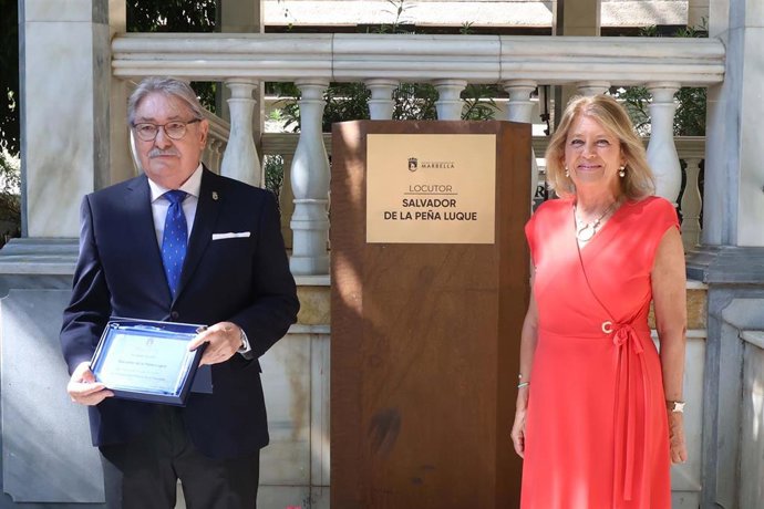 El Ayuntamiento de Marbella (Málaga) ha reconocido la implicación del periodista y locutor Salvador de la Peña Luque en la vida cultural y las tradiciones de la ciudad costasoleña, asignando su nombre al Templete del Paseo de la Alameda.