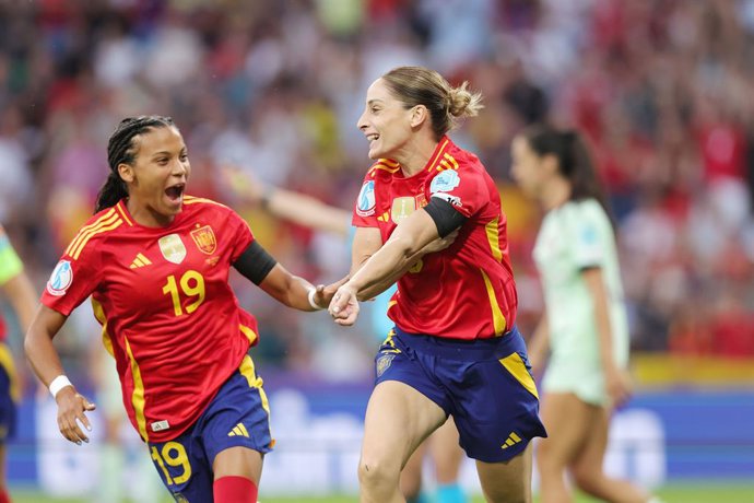 Esther González, da Espanha, comemora seu gol de 1 a 0 com Vicky López durante a partida de futebol do Grupo B do UEFA Women's EURO 2025 entre Espanha e Portugal em 3 de julho de 2025 no Stadion Wankdorf em Berna, Suíça - Foto Ralf Ibing / firo Sportphoto