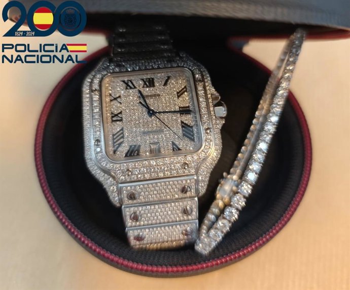 Joyas intervenidas al trabajador de la empresa de 'rent a car' del aeropuerto de Palma.