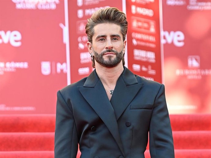 Pelayo Díaz posa en la alfombra roja de la II edición de los Premios Academia de la Moda Española que tiene lugar en la Biblioteca Nacional de España, a 17 de julio de 2025, en Madrid (España).