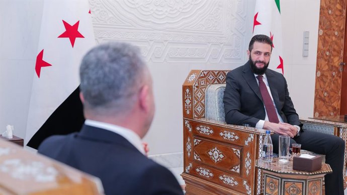 Archivo - January 5, 2025, Syria, Syria, Syrian Arab Republic: Syrian President, Ahmed El-Shara, meets with a delegation from the Syrian Turkmen Council, headed by Council President, Faisal Jumaa bin Jassim, at Al-Shaab Palace, the Syrian presidential pal