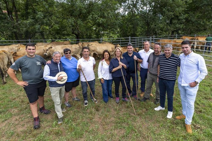 Las consejeras de Ganadería e Inclusión Social, María Jesús Susinos y Begoña Gómez del Río, en la Feria Ganadera de Ruesga