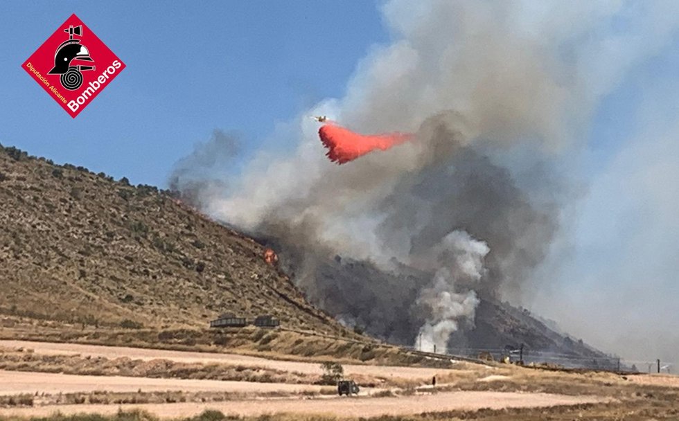 Incendio forestal originado en una pedanía de Villena (Alicante).