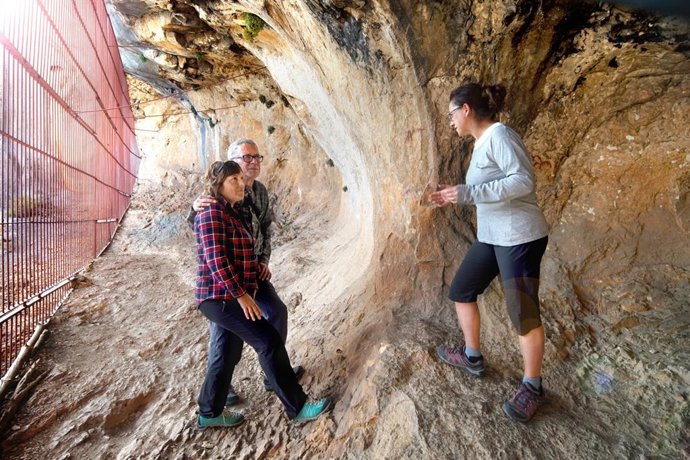 Archivo - Visita a una cueva prehistórica.