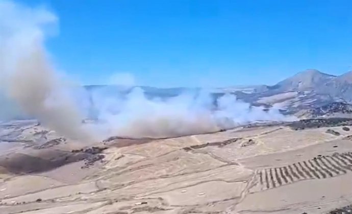 Vista aérea del incendio forestal activo en La Joya, en Antequera.