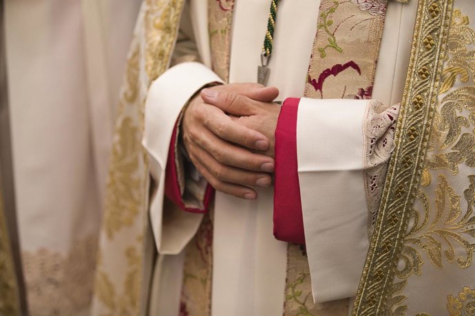 Imatge de recurs de les mans d'un religiós catòlic