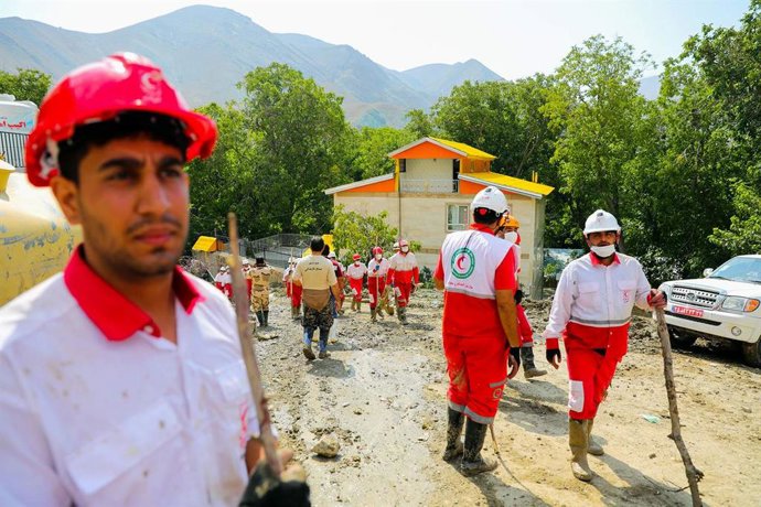 Archivo - Arquivo - 3 de agosto de 2022, Teerã, Teerã, Irã: Uma foto disponibilizada pela Sociedade do Crescente Vermelho Iraniano (IRCS) mostra equipes de resgate após inundações no leste de Teerã, Irã, em 03 de agosto de 2022. Pelo menos 95 pessoas morr