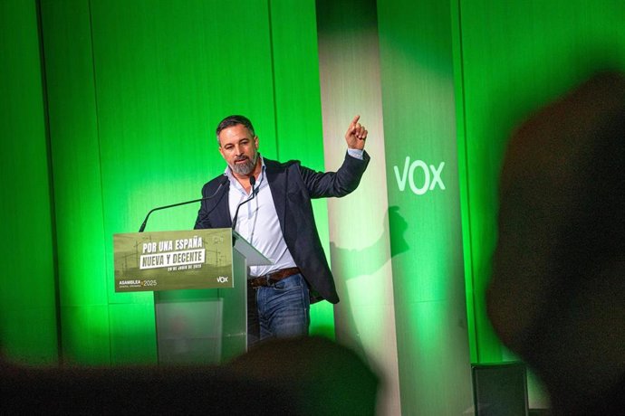 El líder de Vox, Santiago Abascal, interviene durante la presentación del programa económico y de vivienda de Vox, en el Auditorio Mutua Madrileña, a 29 de junio de 2025, en Madrid (España). 