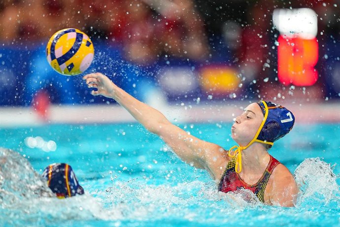 Archivo - Elena Ruiz Barril, da Espanha, em ação durante a partida da medalha de ouro feminina de polo aquático entre Austrália e Espanha na Paris La Defense Arena durante os Jogos Olímpicos de Paris 2024 em 10 de agosto de 2024 em Paris, França.