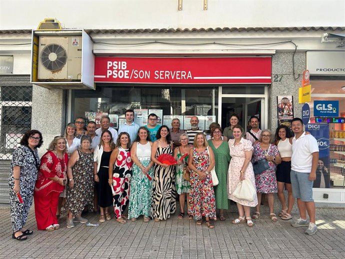 Miembros del PSIB de Son Servera frente a la sede del partido.