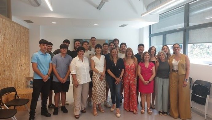 La ministra de Igualdad, Ana Redondo, y la consellera de Igualdad y Feminismo de la Generalitat, Eva Menor, han visitado este sábado La CIBA, un espacio municipal pionero en políticas feministas de Santa Coloma de Gramenet (Barcelona)