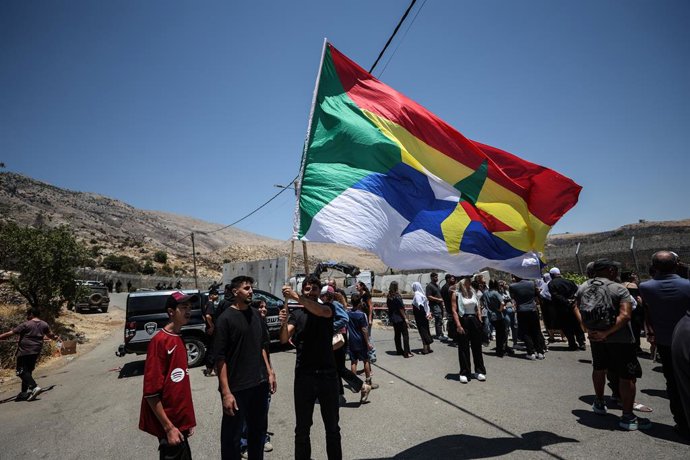 July 17, 2025, Majdal Shams, Israel, israel: Syrian Druze return to Syria through the Israeli-Syrian border gate under the watch of Israeli soldiers, as part of a rare cross-border movement near the town of Majdal Shams in the Israeli-occupied Golan Heigh