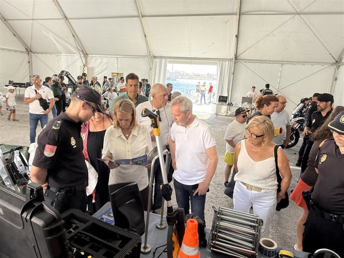 La alcaldesa de Motril, Luisa García Chamorro, ha asistido a la XII Jornada de Puertas Abiertas con el presidente de la Autoridad Portuaria, José García Fuentes