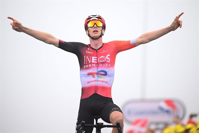 El ciclista neerlandés Thymen Arensman (INEOS Grenadiers) vence en la decimocuarta etapa del Tour de Francia