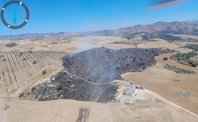 En la tarde de este sábado ha quedado controlado el incendio que afecta a un paraje de la localidad antequerana de La Joya gracias a la actuación de medios y efectivos desplegados por el servicio de extinción de incendios forestales de Andalucía, Infoca.