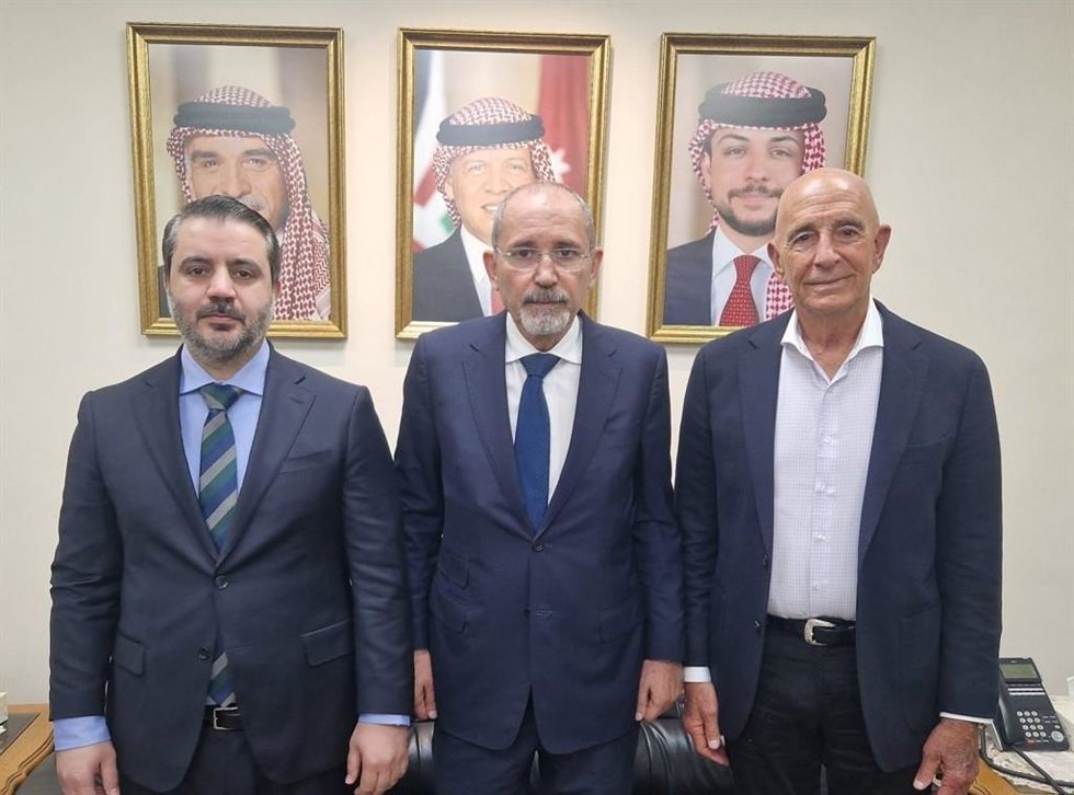 De izquierda a derecha, los ministros de Exteriores de Siria, Jordania y el enviado especial de EEUU, a 19 de julio de 2025