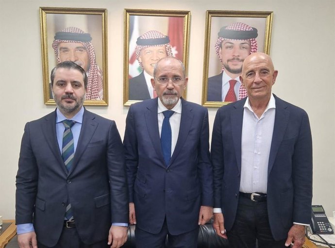 De izquierda a derecha, los ministros de Exteriores de Siria, Jordania y el enviado especial de EEUU, a 19 de julio de 2025