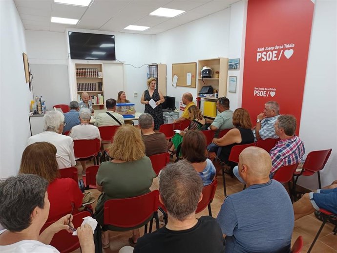 La secretaria general del PSIB de Sant Josep, Pilar Ribas, se dirije a la asamblea de la formación.