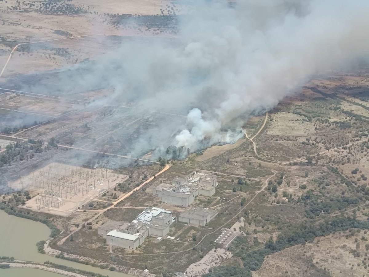 El incendio forestal en Valdecaballeros se mantiene activo en nivel 1 y su evolución es desfavorable