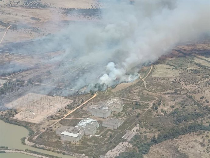 Incendio forestal de pasto localizado en el término municipal de Valdecaballeros (Badajoz)