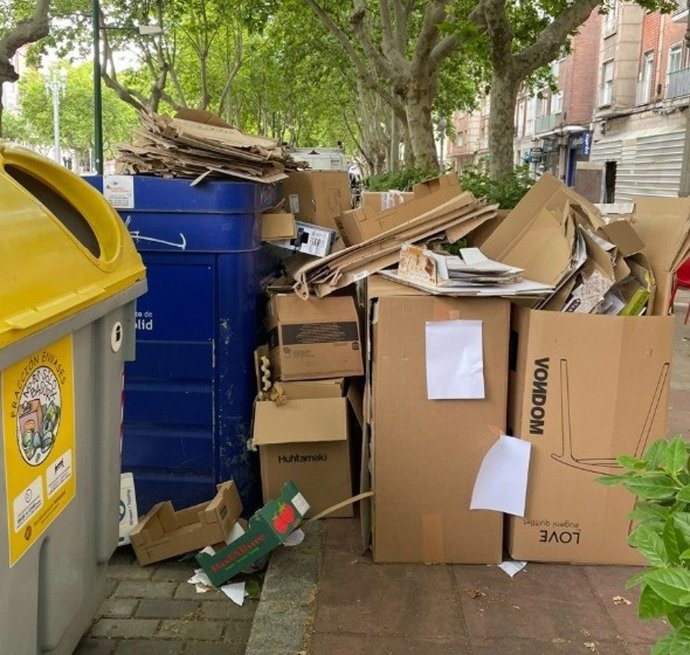 Localizan y denuncian al responsable de depositar ingentes cantidades de cartón junto a los contenedores en Valladolid