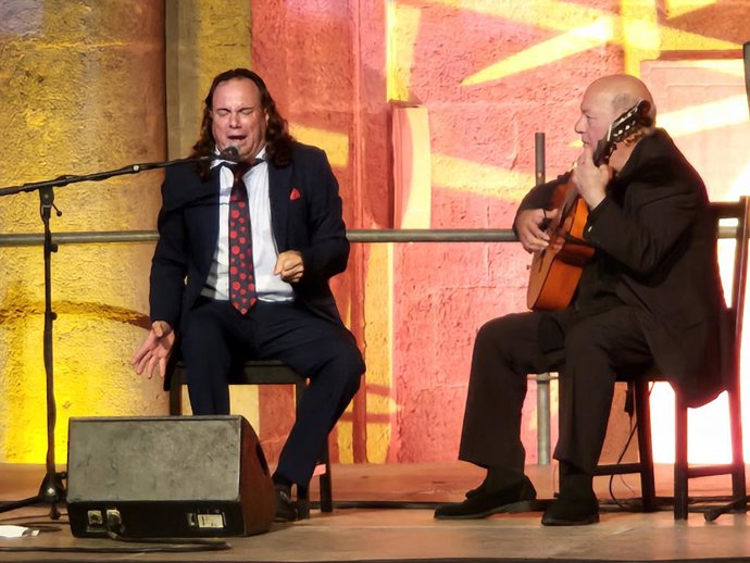 Actuación de Luis Perdiguero en el Claustro de la Catedral.