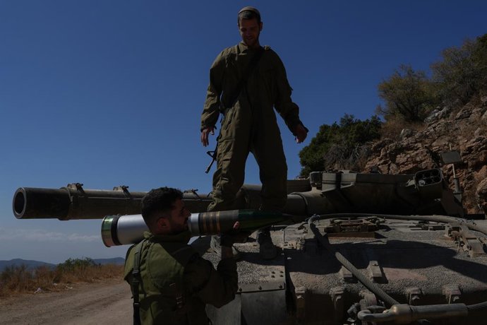 Archivo - FRONTEIRA ISREAL-LÍBANO, 7 de outubro de 2024 -- Soldados israelenses da reserva são vistos em uma área de preparação de tanques perto da fronteira norte de Israel com o Líbano, em 7 de outubro de 2024. As forças armadas de Israel declararam qua