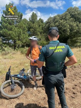 La Guardia Civil auxilia a un ciclista deshidratado y desorientado en una pista forestal de La Rioja