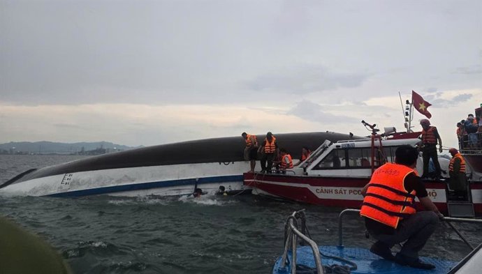 Bolcada d'una embarcació amb turistes en la badia d'Ha Long, en Viernam