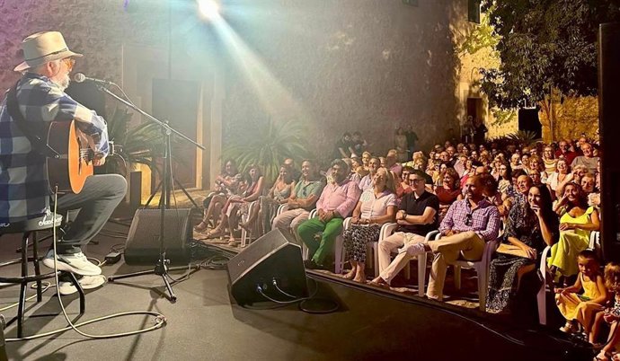 El cantautor Tomeu Penya durante su actuación en las 'Nits d'Estiu a Raixa'.