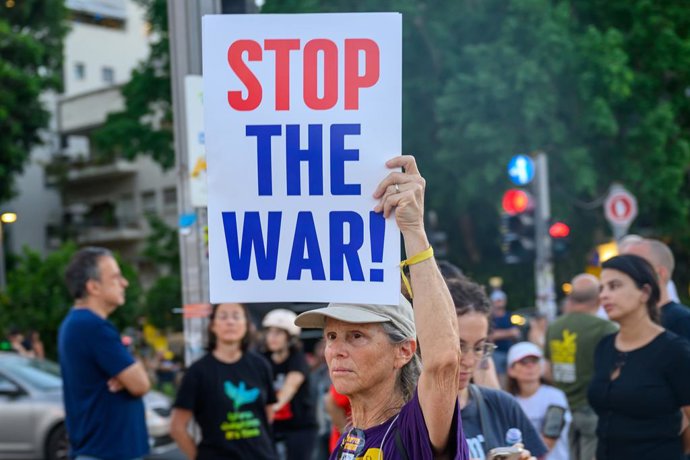 5 de julho de 2025, Tel Aviv, Israel: Protesto na Praça Rabin, em Tel Aviv, pedindo ao presidente Trump que promova um acordo imediato para libertar todos os reféns israelenses, em vez de um acordo prolongado.