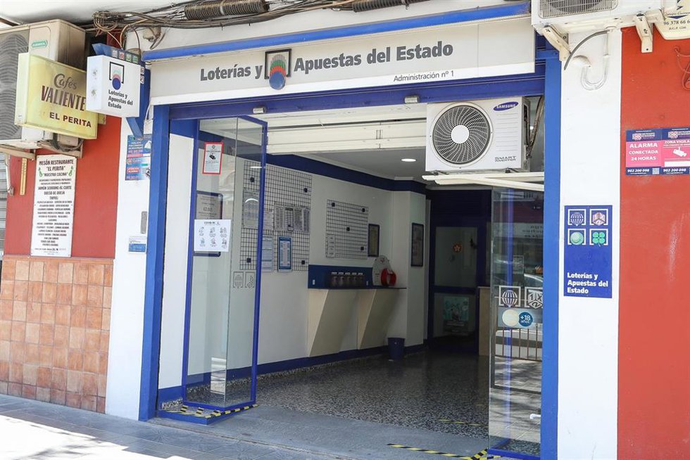 Archivo - Exterior de una Administración de Lotería en Manises 